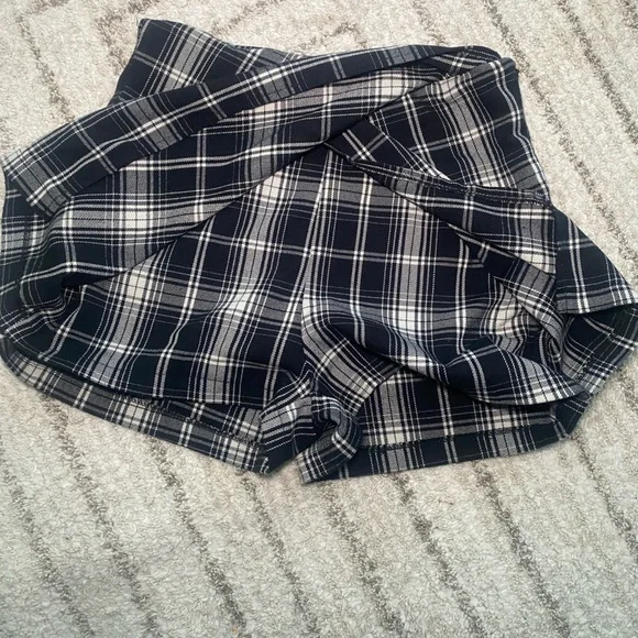 Brandy Melville Black & White Plaid Wrap Skort – One Size - Picture 2 of 7